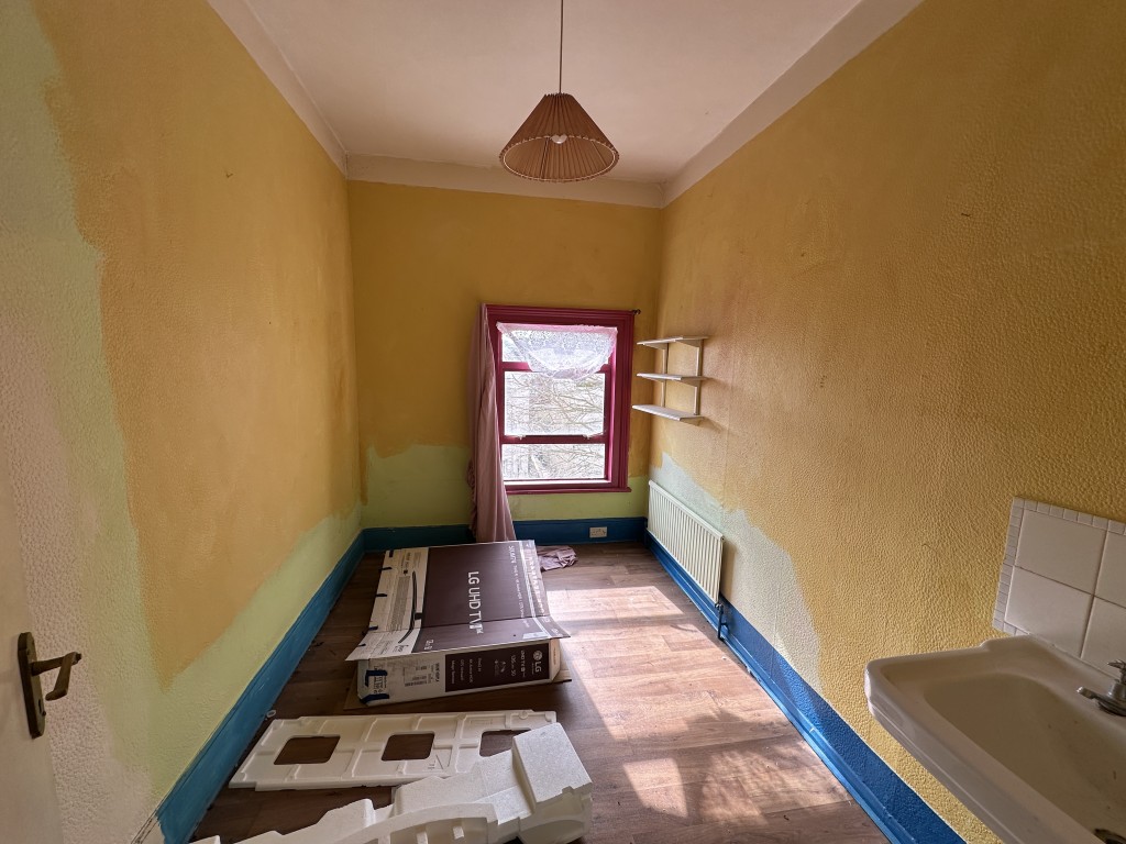 Lot: 114 - TERRACE HOUSE FOR REFURBISHMENT WITH PLANNING FOR THREE FLATS - Top Floor Bedroom